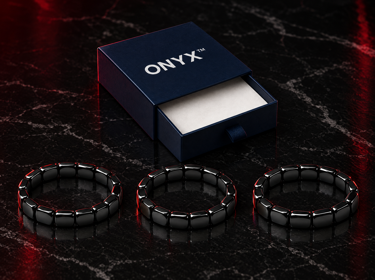 Τρία βραχιόλια ONYX μπροστά στο κουτί τους