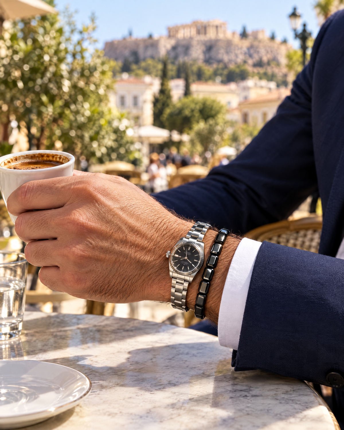 Βραχιόλι ONYX με ρολόι και κοστούμι σε καφετέρια